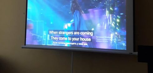 «Коли приходять чужинці, вони йдуть до твого дому, убивають усіх і кажуть: ми не винні» – у Другому львівському місцевому центрі відкрили Кіноклуб медіапросвіти з прав людини