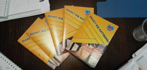 В рамках проекту “Разом проти тортур – за людську гідність” було підписано меморандум про співпрацю між Регіональним центром з надання БВПД та громадською організацією “Нікопольський центр духовної та соціально-психологічної реабілітації “Відкриті двері”