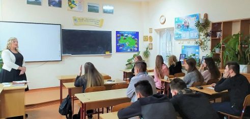 З  усіма  тонкощами професії юриста старшокласників знайомила директор Сарненського МЦ Юлія Міхнова