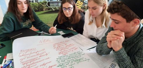 Старшокласники обговорювали проєкти змін до Конституції України