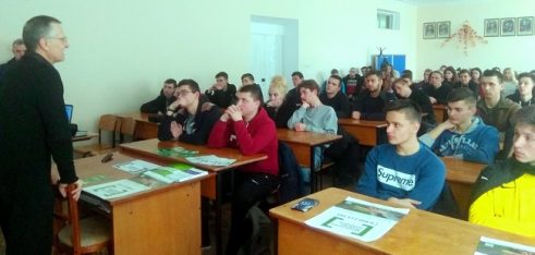 В Олександрії студентам роз’яснили як реагувати на телефонні дзвінки шахраїв