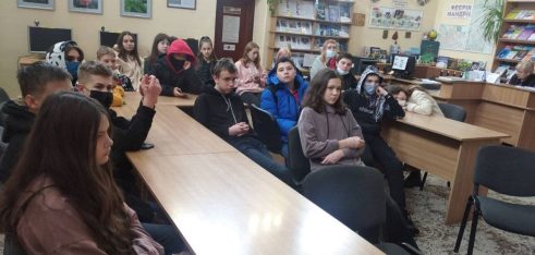 Хмельницький: у публічній бібліотеці провели перше в 2022 році засідання учнівського клубу «Право. Закон. Мораль»
