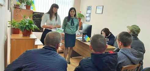 Підопічним пробації на Вижниччині розповіли про заборону куріння тютюнових виробів у громадських місцях