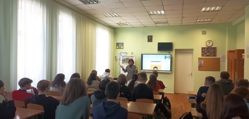 Учнів столичної школи навчали протидіяти булінгу та кібербулінгу