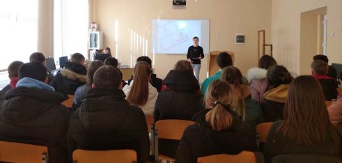 У Тячівському професійному ліцеї говорили, як протидіяти кібербулінгу та кібергрумінгу