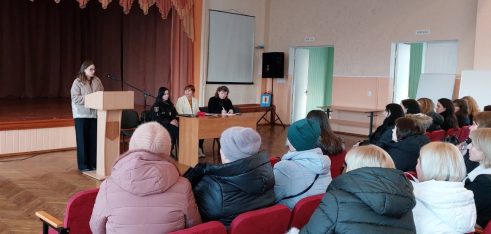 Батькам школярів Старокостянтинівщини розповіли про проєкт з відновного правосуддя та право дітей на БПД