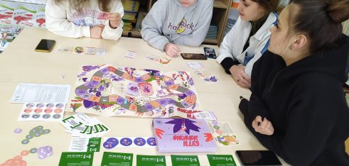 Жінок на Харківщині навчали позбуватись гендерних стереотипів за допомогою  настільної гри «Бути жінкою» провели на Харківщині