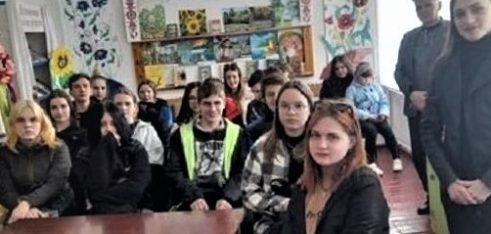 Про обмеження та правила поведінки неповнолітніх в період воєнного стану говорили в Зіньківській бібліотеці
