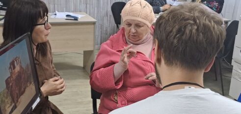 У Києві надавати послуги клієнтам з порушеннями слуху допомагає перекладачка жестової мови